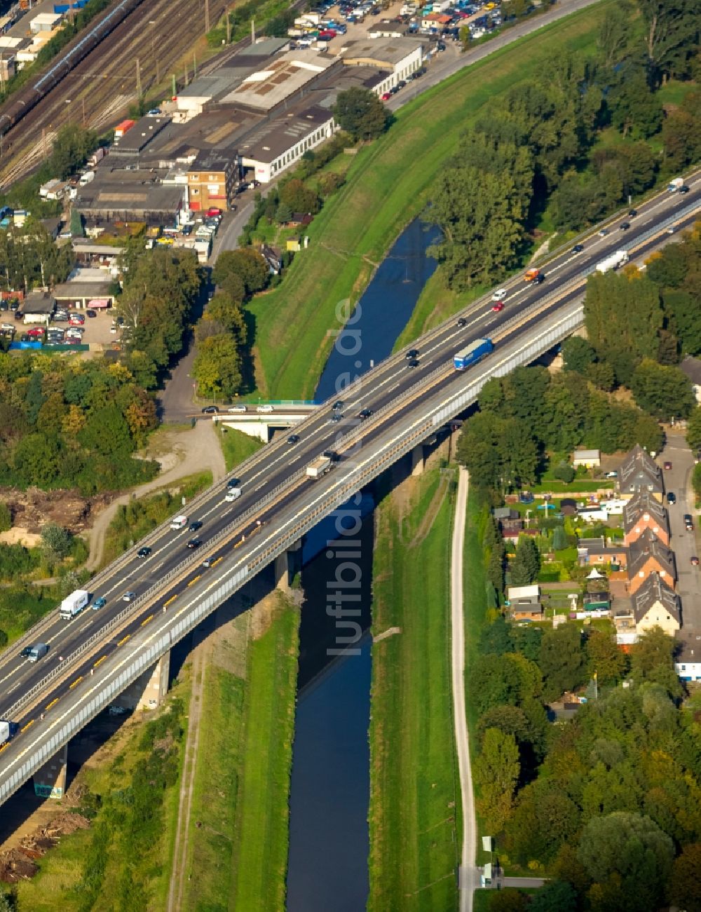 Bottrop aus der Vogelperspektive: Emscherbrücke über die Ufer der Emscher in Bottrop im Bundesland Nordrhein-Westfalen