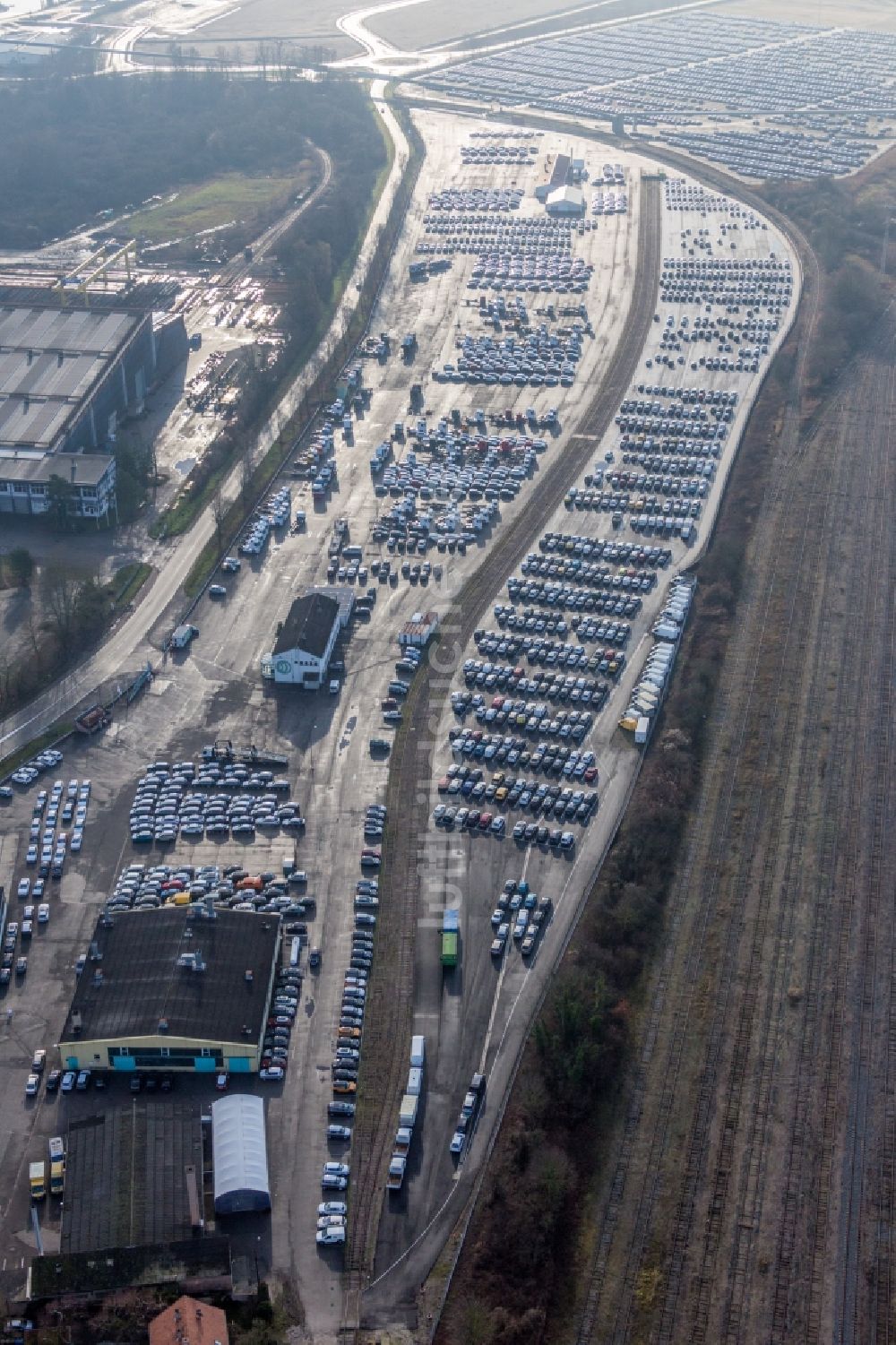 Luftbild Lauterbourg - Endlose KFZ Reihen im Zolllager für Import von PKW von Walon France in Lauterbourg in Grand Est, Frankreich