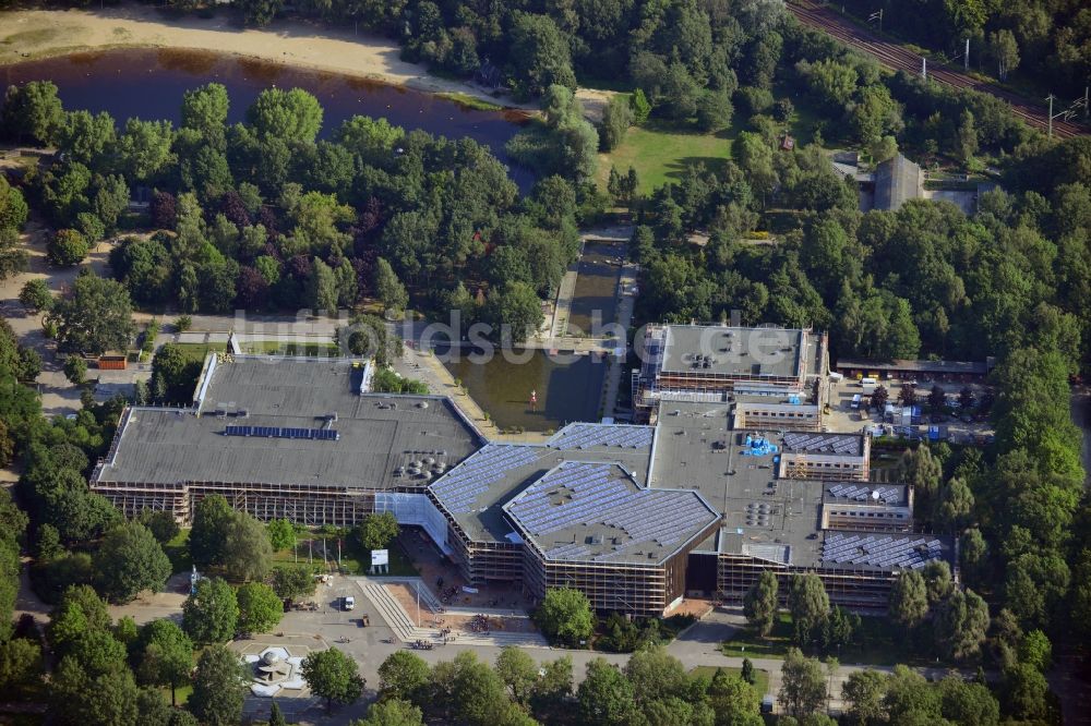 Berlin aus der Vogelperspektive: Energetische Sanierung des FEZ Freizeit- und Erholungszentrums in der Wuhlheide im Bezirk Köpenick in Berlin