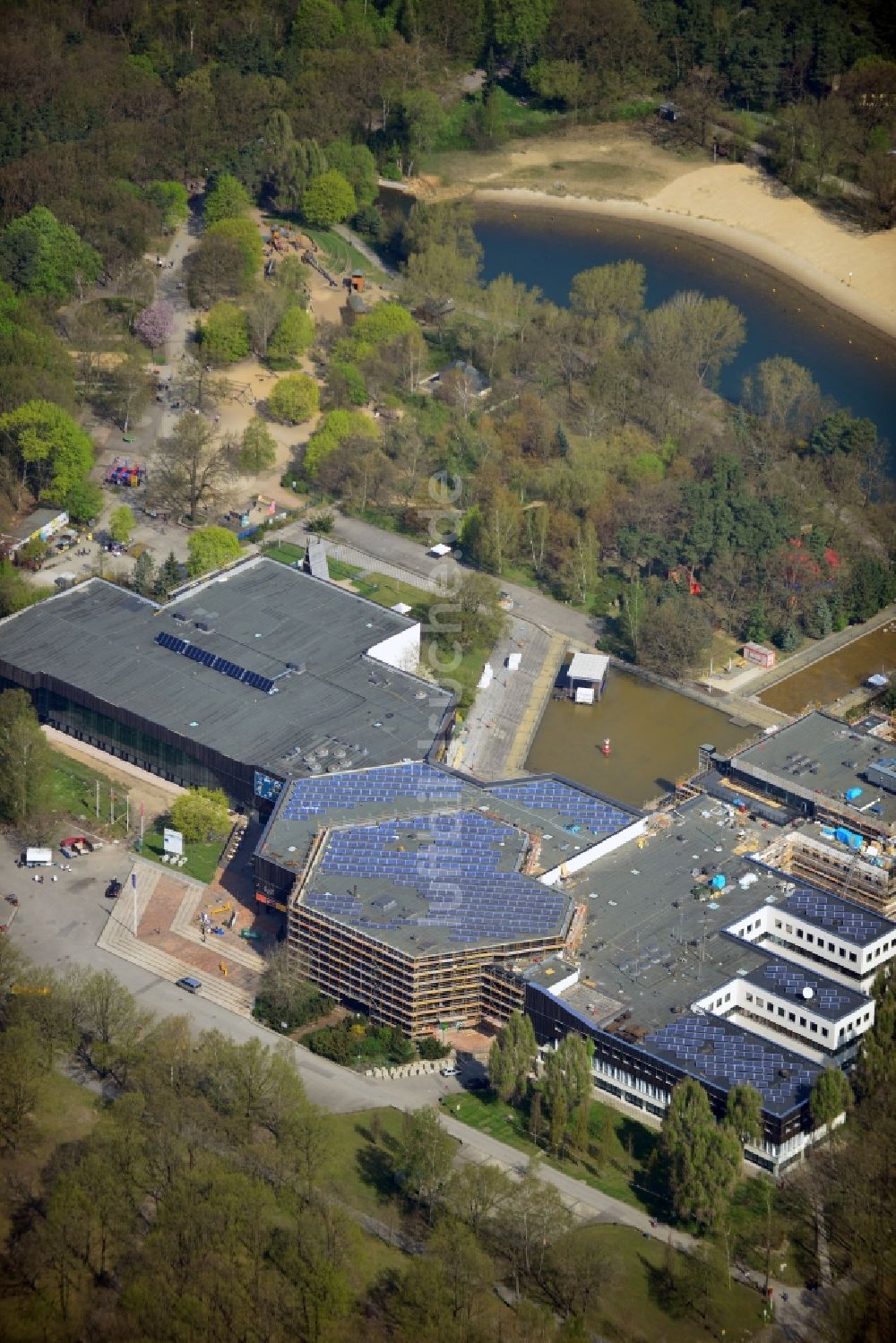 Luftbild Berlin - Energetische Sanierung des FEZ Freizeit- und Erholungszentrums in der Wuhlheide im Bezirk Köpenick in Berlin