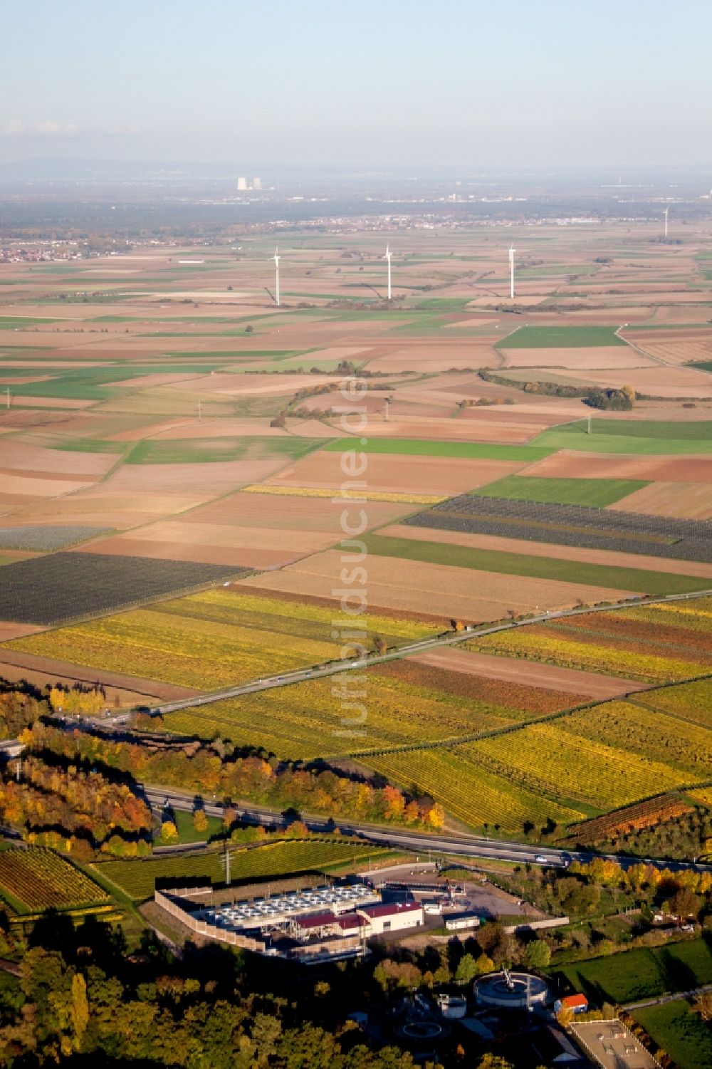 Insheim aus der Vogelperspektive: Energiewende: Vorne Geothermiekraftwerk in Insheim, dahinter Windräder von Offenbach an der Queich und am Horizont die Kühltürme des AKW Philipsburg im Bundesland Rheinland-Pfalz, Deutschland