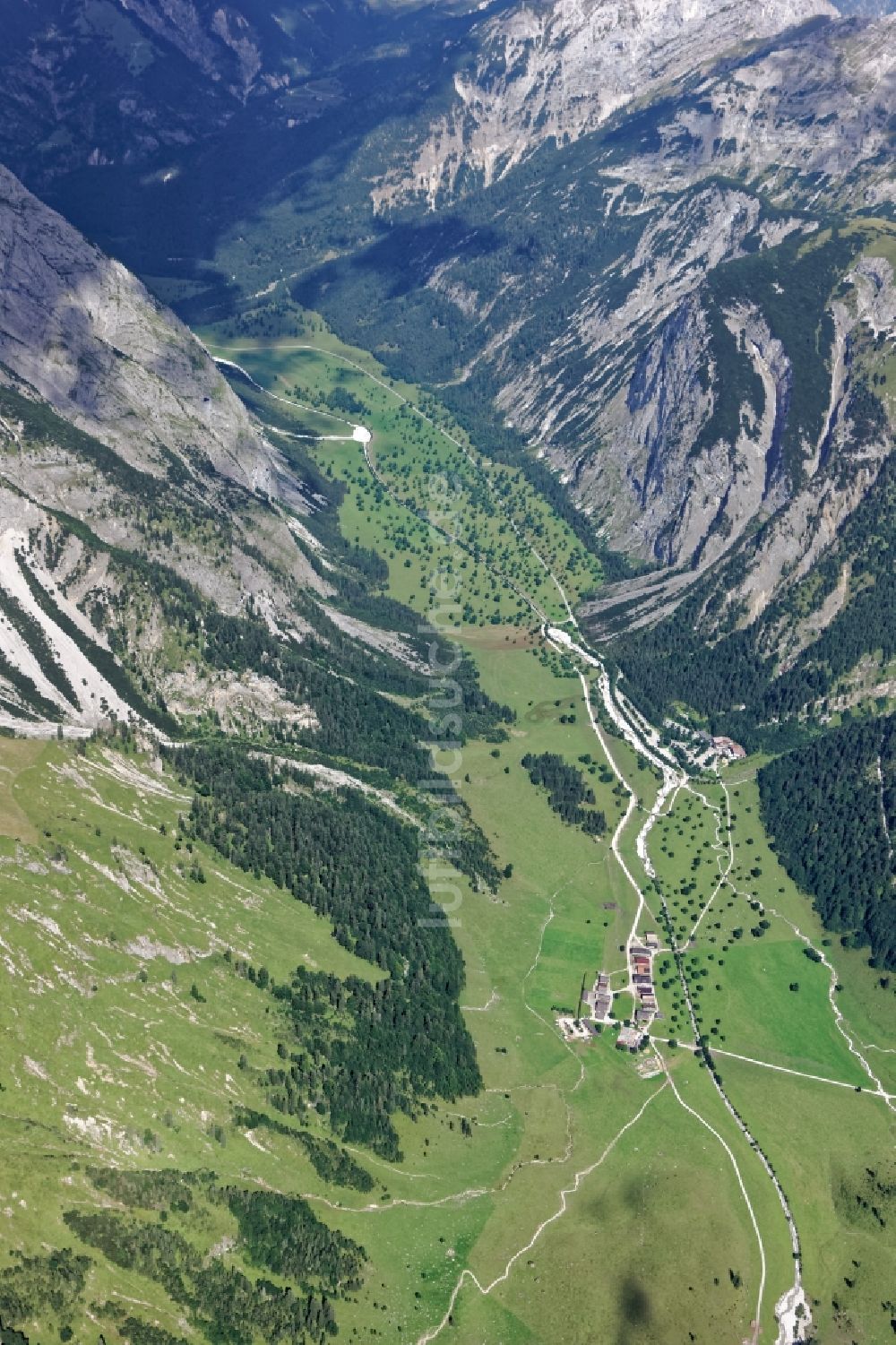 Luftaufnahme Vomp - Enger Tal mit Ahornboden in der Gemeinde Vomp im Bundesland Tirol in Österreich