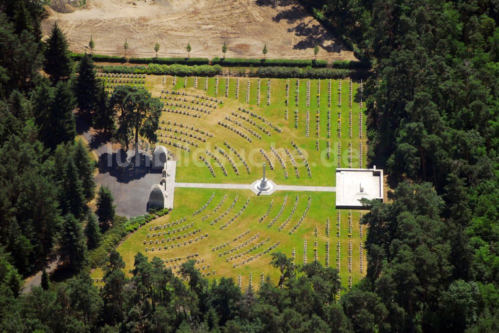 Luftbild Stahnsdorf - Englischer Soldatenfriedhof auf dem Südwestkirchhof Stahnsdorf