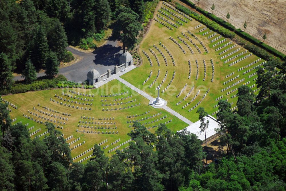 Stahnsdorf aus der Vogelperspektive: Englischer Soldatenfriedhof auf dem Südwestkirchhof Stahnsdorf