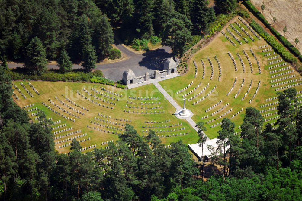 Luftbild Stahnsdorf - Englischer Soldatenfriedhof auf dem Südwestkirchhof Stahnsdorf