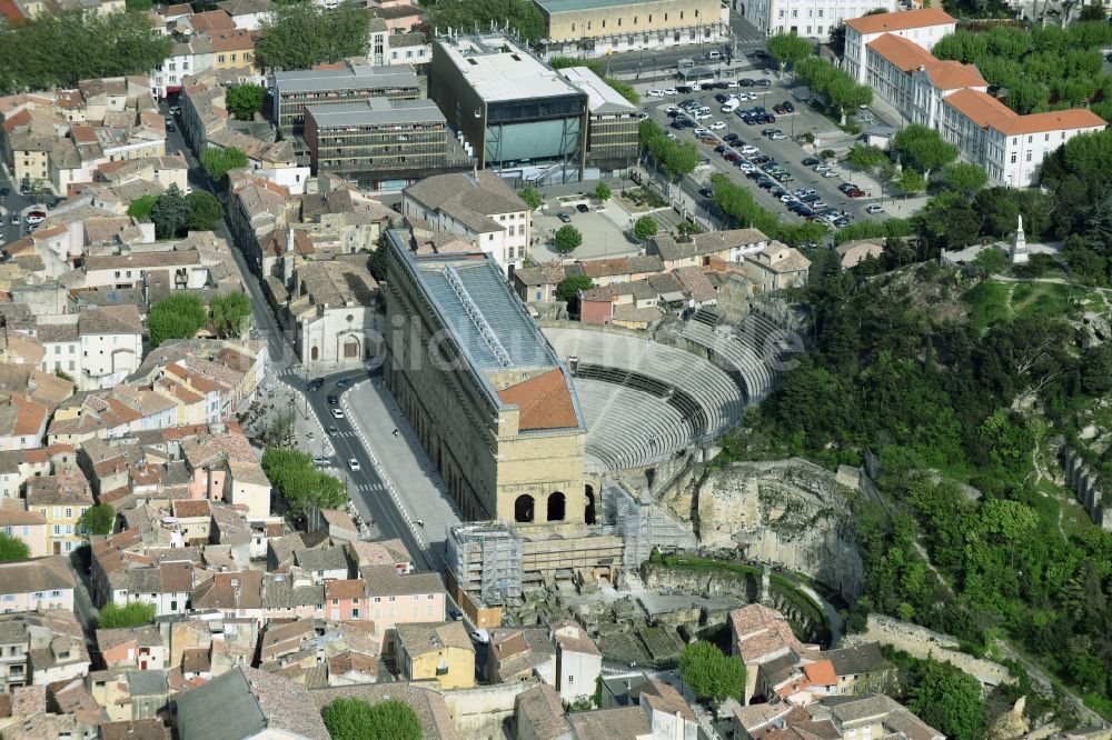 Luftaufnahme Orange - Ensemble des Amphitheater in Orange in Provence-Alpes-Cote d'Azur, Frankreich