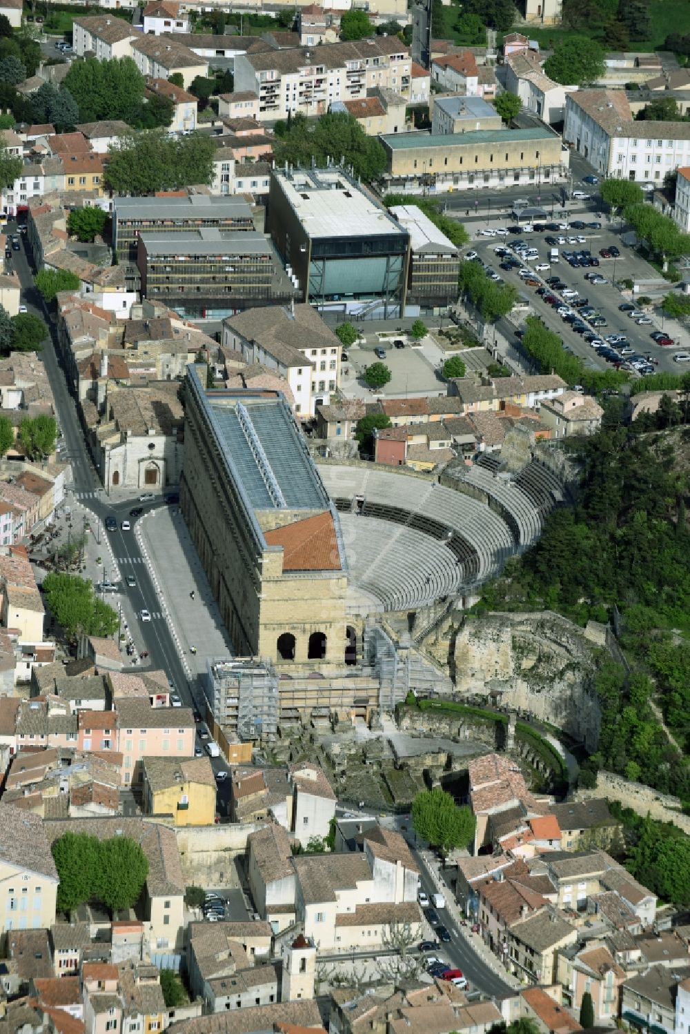 Orange von oben - Ensemble des Amphitheater in Orange in Provence-Alpes-Cote d'Azur, Frankreich