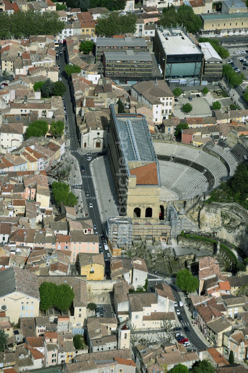 Orange aus der Vogelperspektive: Ensemble des Amphitheater in Orange in Provence-Alpes-Cote d'Azur, Frankreich