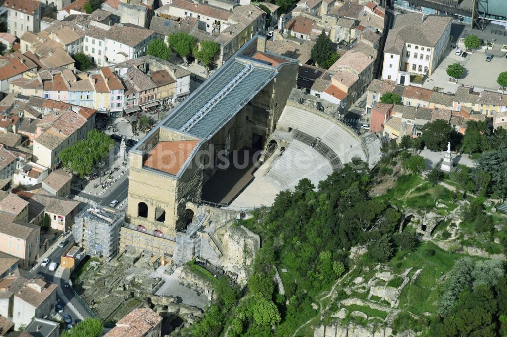 Luftaufnahme Orange - Ensemble des Amphitheater in Orange in Provence-Alpes-Cote d'Azur, Frankreich