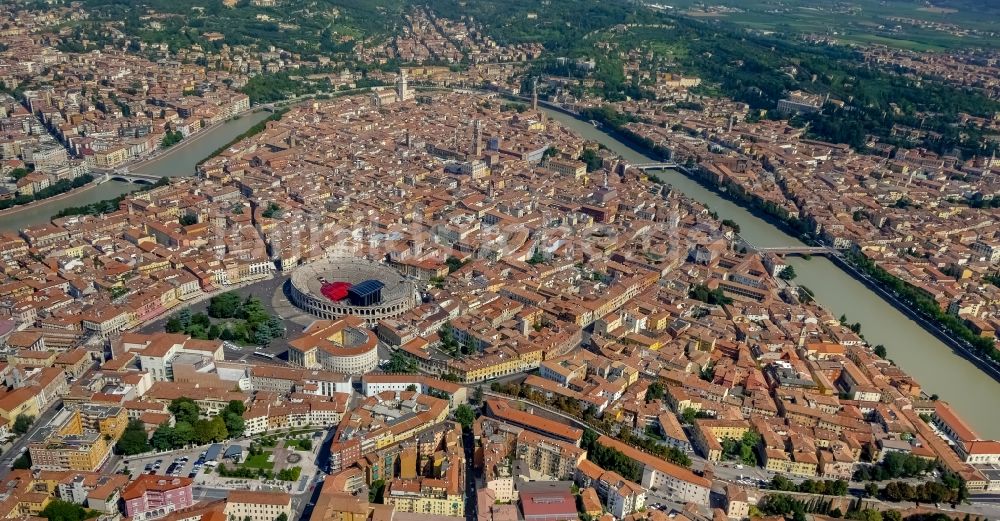 Luftbild Verona - Ensemble des Amphitheater in Verona in Veneto, Italien