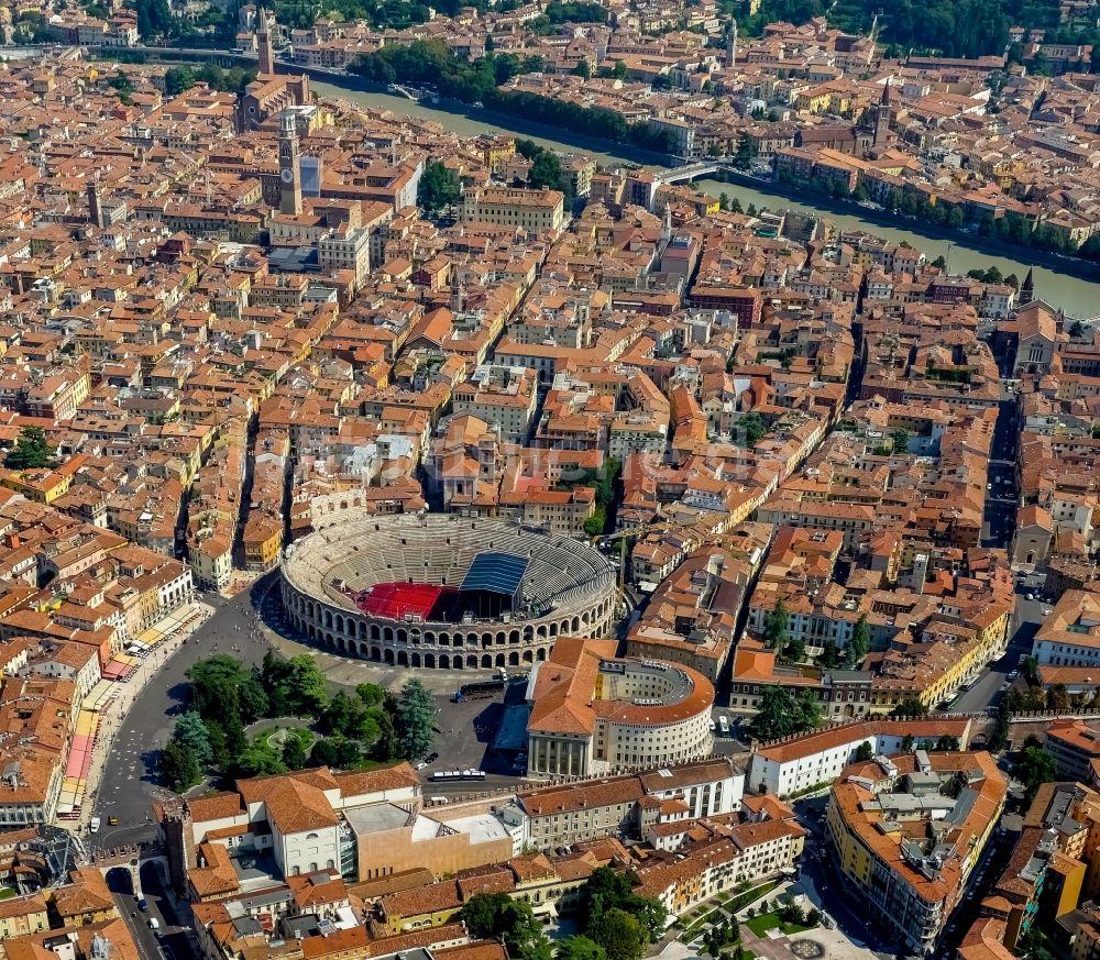 Luftaufnahme Verona - Ensemble des Amphitheater in Verona in Veneto, Italien