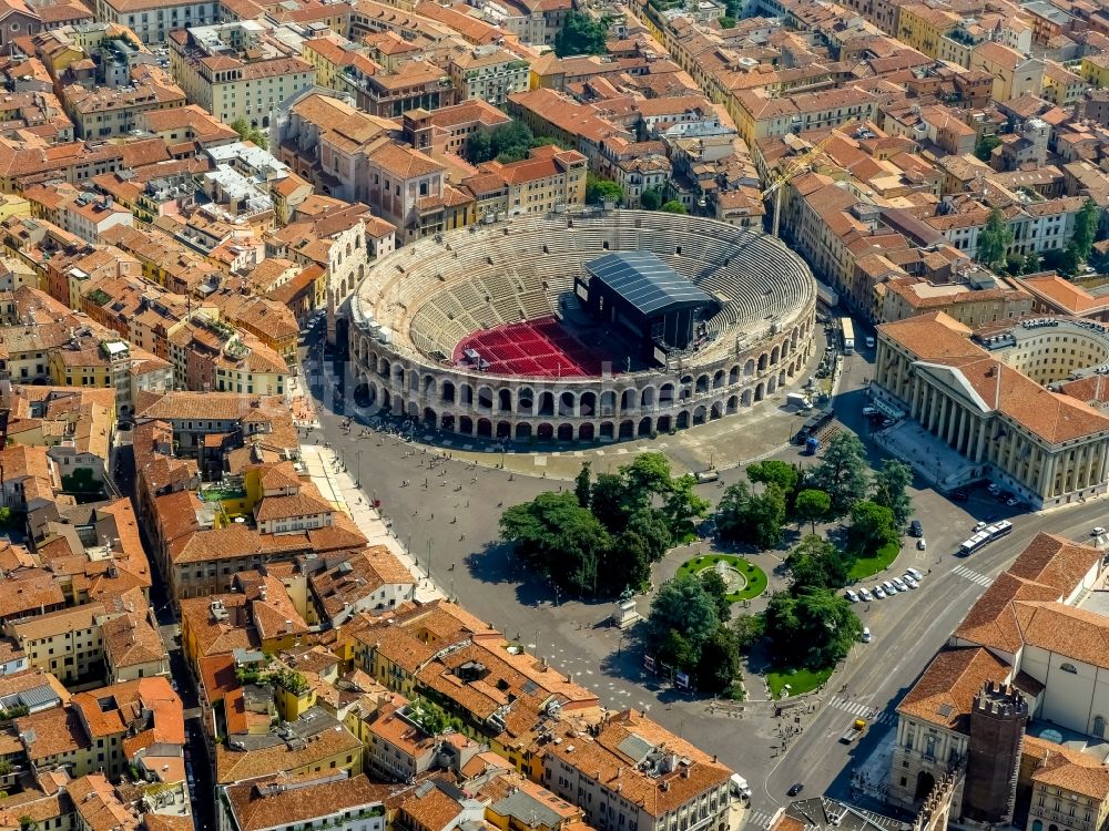 Verona aus der Vogelperspektive: Ensemble des Amphitheater in Verona in Veneto, Italien