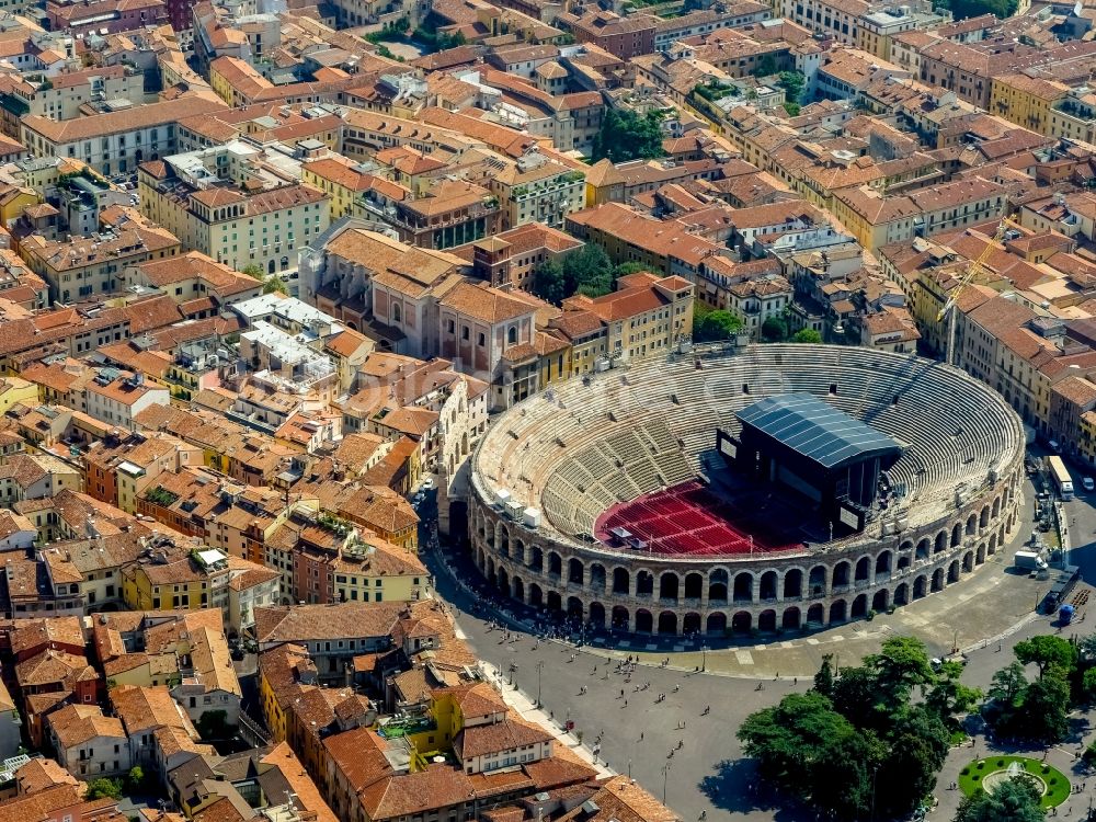 Luftbild Verona - Ensemble des Amphitheater in Verona in Veneto, Italien