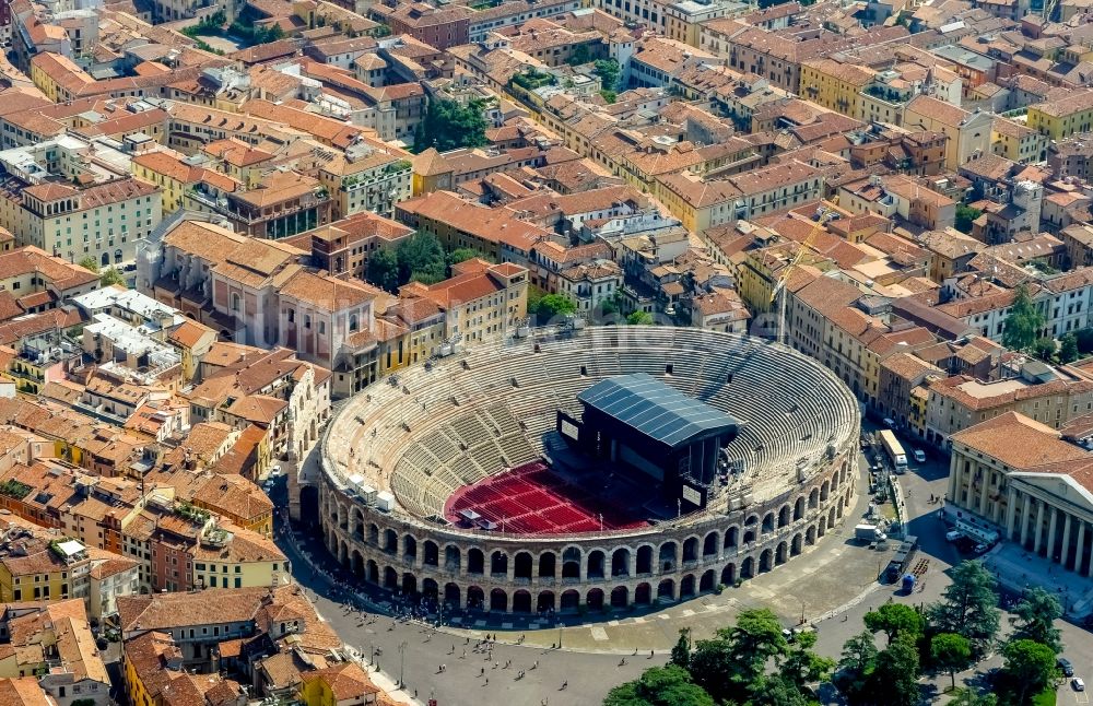 Luftaufnahme Verona - Ensemble des Amphitheater in Verona in Veneto, Italien