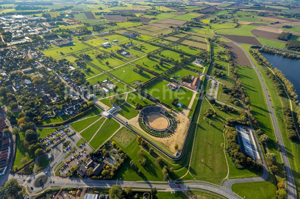 Xanten aus der Vogelperspektive: Ensemble des Amphitheater in Xanten im Bundesland Nordrhein-Westfalen, Deutschland