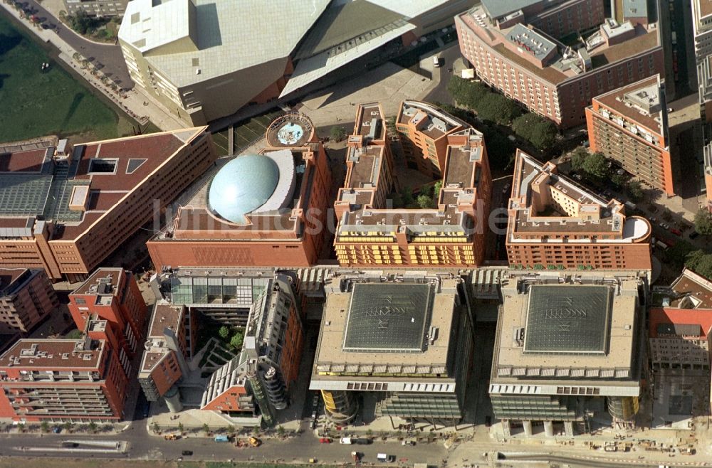 Berlin von oben - Ensemble der Bauten um das Einkaufszentrum Potsdamer Platz Arkaden am Potsdamer Platz in Berlin-Mitte