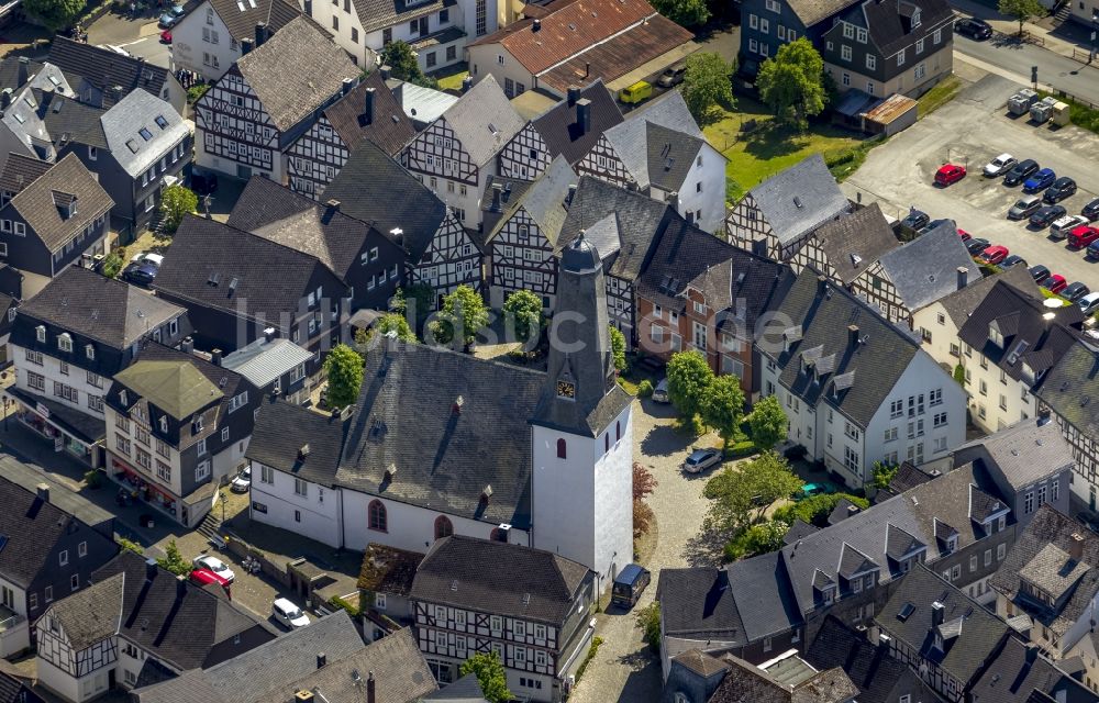 Bad Laasphe von oben - Ensemble der Fachwerkhäuser am Kirchplatz mit der Evangelischen Stadtkirche bei Bad Laasphe im Bundesland Nordrhein-Westfalen