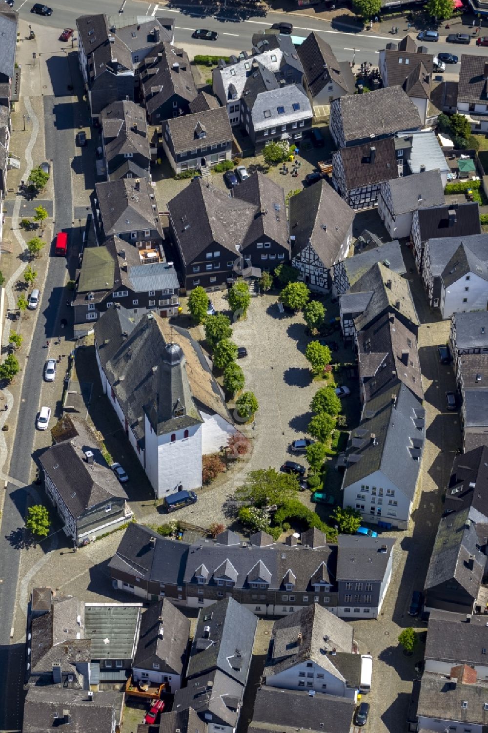 Bad Laasphe aus der Vogelperspektive: Ensemble der Fachwerkhäuser am Kirchplatz mit der Evangelischen Stadtkirche bei Bad Laasphe im Bundesland Nordrhein-Westfalen