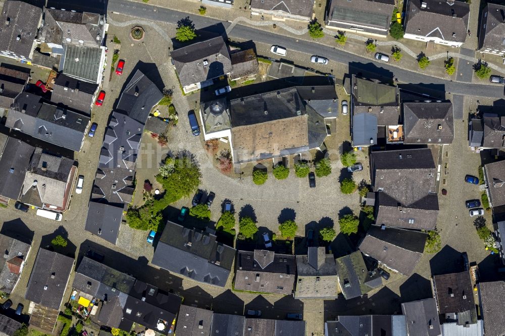 Luftbild Bad Laasphe - Ensemble der Fachwerkhäuser am Kirchplatz mit der Evangelischen Stadtkirche bei Bad Laasphe im Bundesland Nordrhein-Westfalen