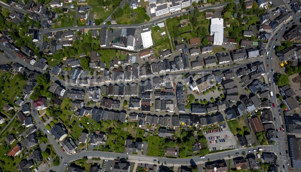 Bad Laasphe von oben - Ensemble der Fachwerkhäuser am Kirchplatz mit der Evangelischen Stadtkirche bei Bad Laasphe im Bundesland Nordrhein-Westfalen