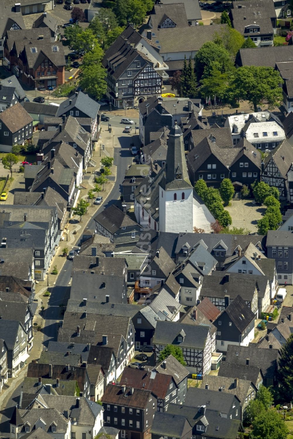 Luftaufnahme Bad Laasphe - Ensemble der Fachwerkhäuser am Kirchplatz mit der Evangelischen Stadtkirche bei Bad Laasphe im Bundesland Nordrhein-Westfalen