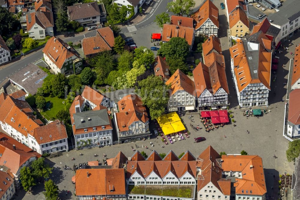 Soest von oben - Ensemble der Fachwerkhäuser Am Markt mit Wilder Mann in Soest im Bundesland Nordrhein-Westfalen