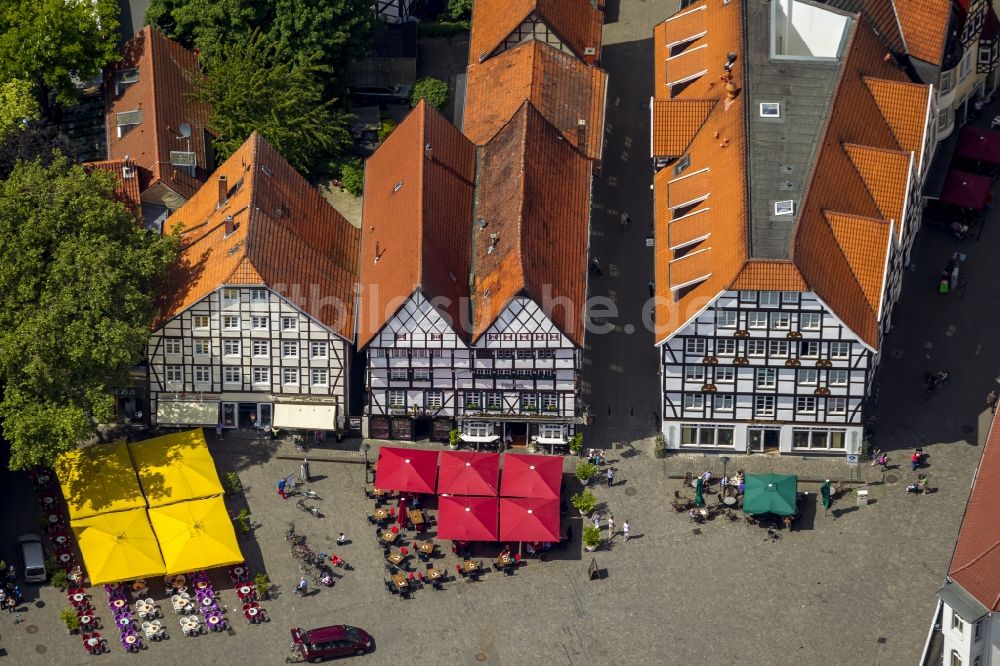 Soest aus der Vogelperspektive: Ensemble der Fachwerkhäuser Am Markt mit Wilder Mann in Soest im Bundesland Nordrhein-Westfalen