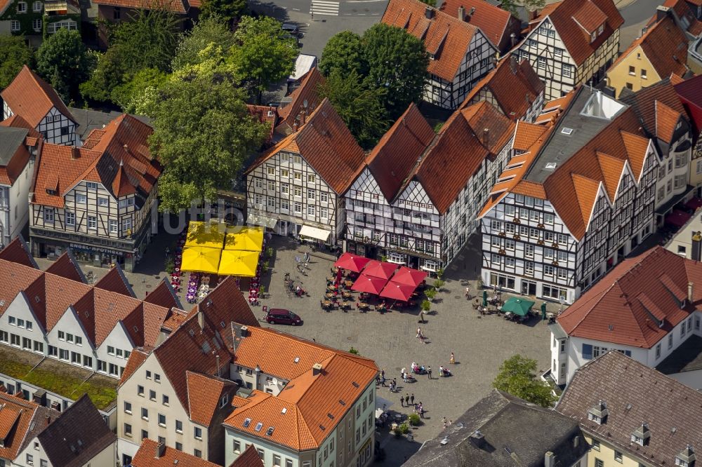 Soest aus der Vogelperspektive: Ensemble der Fachwerkhäuser Am Markt mit Wilder Mann in Soest im Bundesland Nordrhein-Westfalen