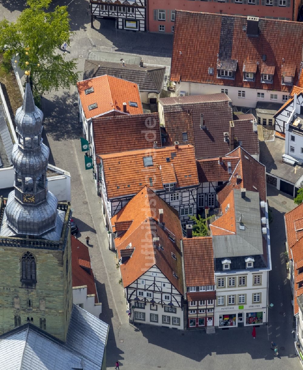 Luftaufnahme Soest - Ensemble der Fachwerkhäuser Am Markt mit Wilder Mann in Soest im Bundesland Nordrhein-Westfalen