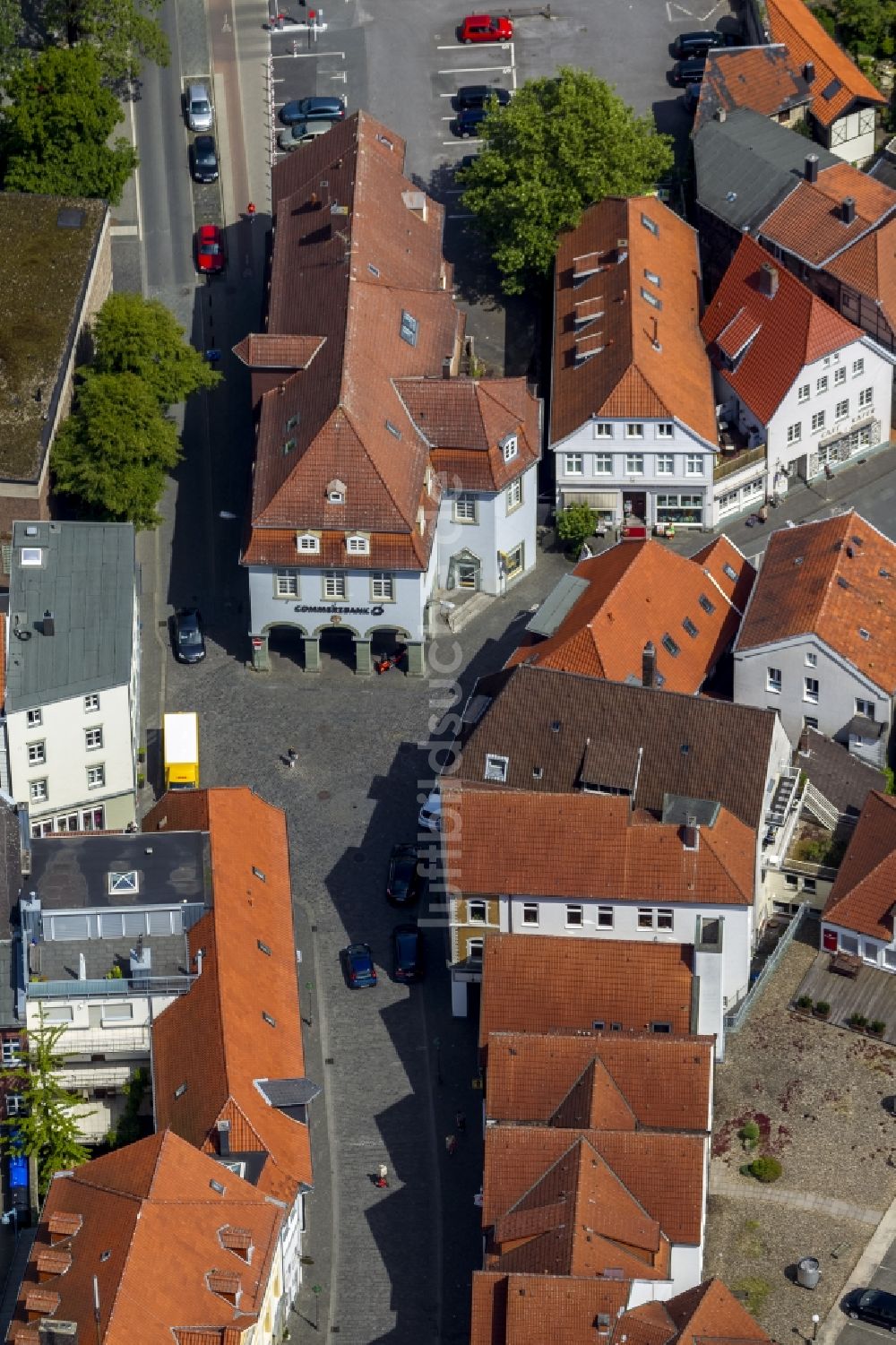 Soest aus der Vogelperspektive: Ensemble der Fachwerkhäuser Am Markt mit Wilder Mann in Soest im Bundesland Nordrhein-Westfalen