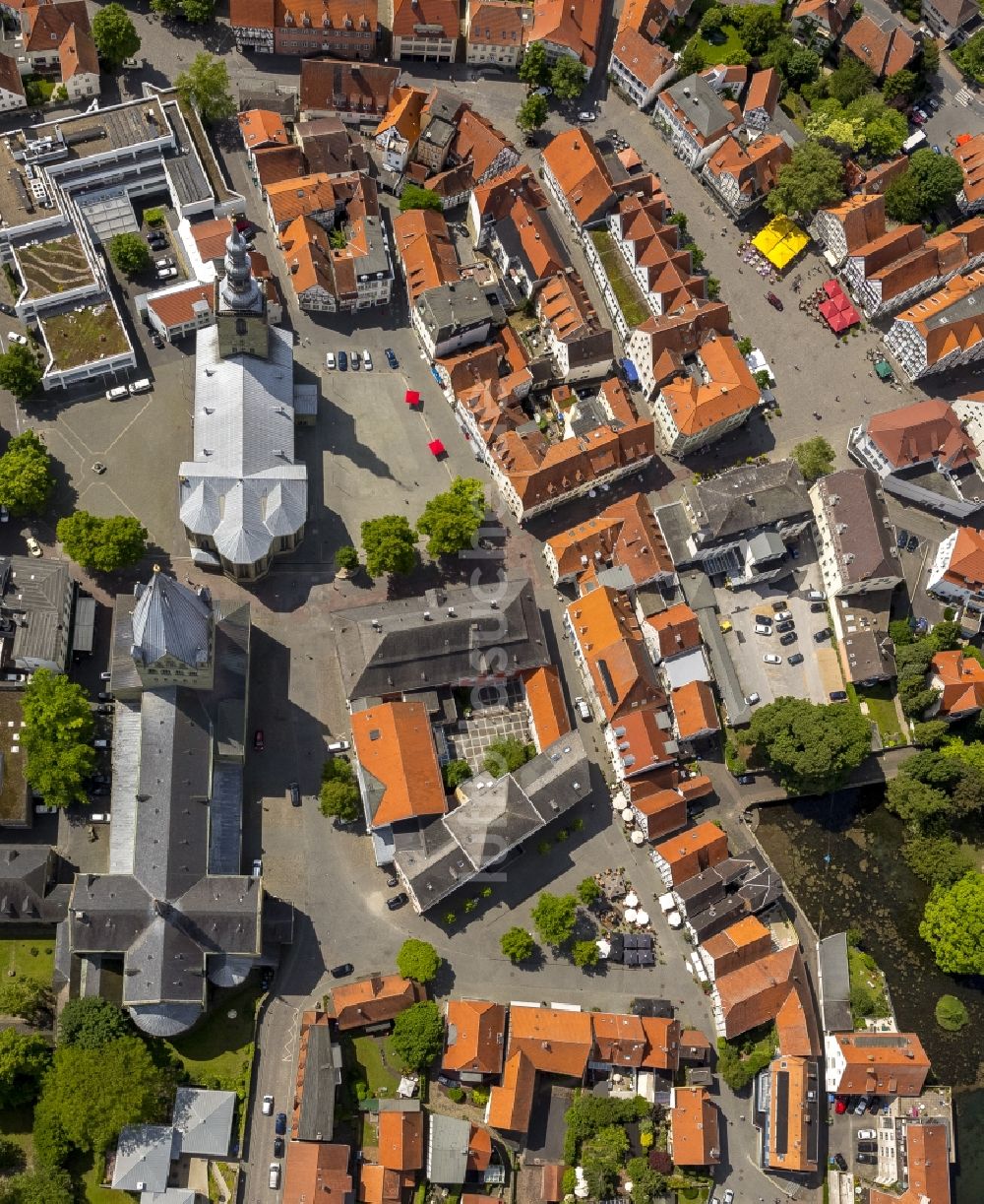 Luftaufnahme Soest - Ensemble der Fachwerkhäuser Am Markt mit Wilder Mann in Soest im Bundesland Nordrhein-Westfalen