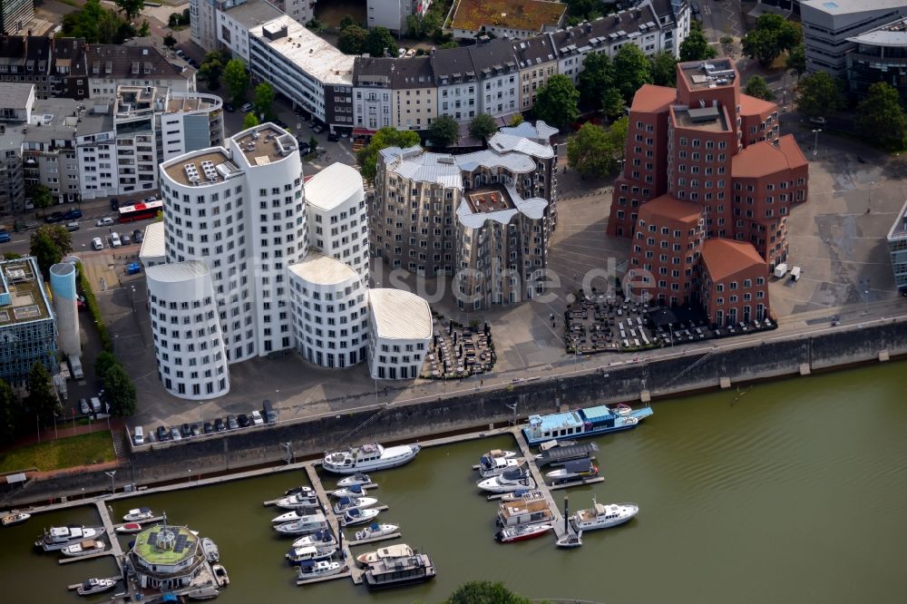 Düsseldorf aus der Vogelperspektive: Ensemble Gehry Bauten - Neuer Zollhof im Medienhafen am Ufer des Rhein in Düsseldorf im Bundesland Nordrhein-Westfalen, Deutschland