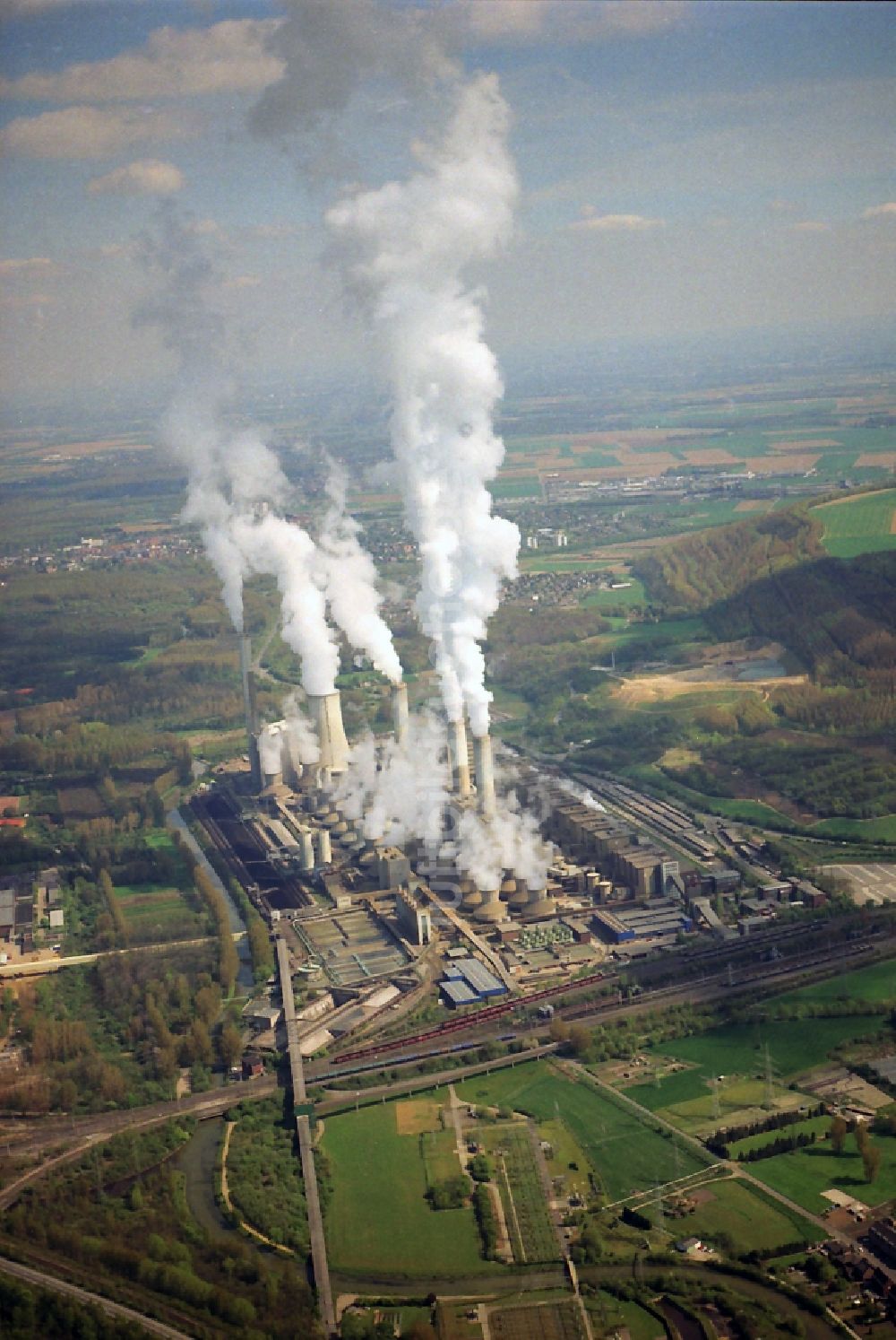 Luftbild NIEDERAUßEM - Ensemble der Heizkraftwerke und Abgastürme der RWE Kohle- Kraftwerke bei Neurath und Niederaußem in Nordrhein-Westfalen