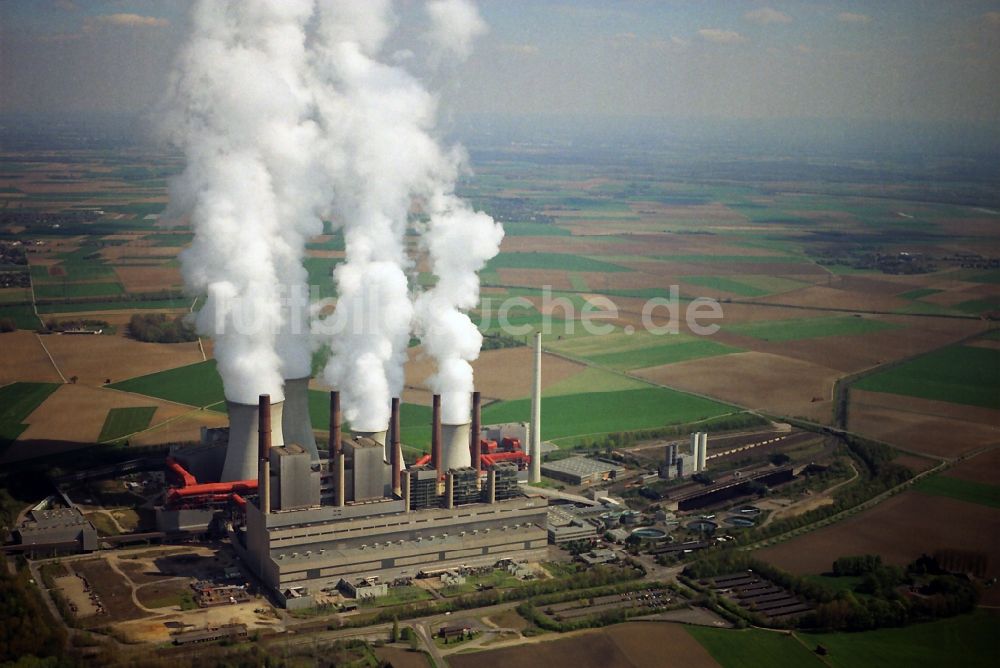 Luftaufnahme NIEDERAUßEM - Ensemble der Heizkraftwerke und Abgastürme der RWE Kohle- Kraftwerke bei Neurath und Niederaußem in Nordrhein-Westfalen