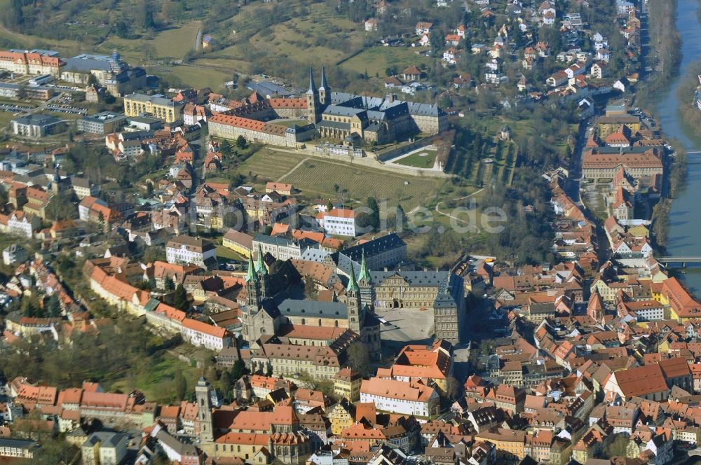 Luftaufnahme Bamberg - Ensemble des Kirchengebäudes Bamberger Dom vor dem Kloster Michelsberg in Bamberg im Bundesland Bayern