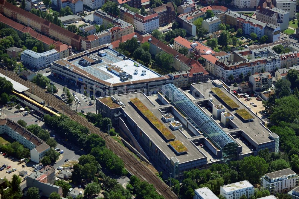 Berlin aus der Vogelperspektive: Ensemble der konkurrierenden Einkaufszentren am Elcknerplatz und dem Einkaufstentrum Forum Köpenick am Bahnhof Berlin - Köpenick