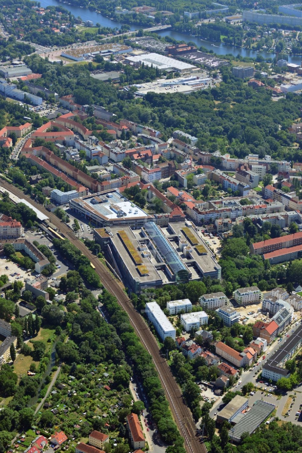 Luftbild Berlin - Ensemble der konkurrierenden Einkaufszentren am Elcknerplatz und dem Einkaufstentrum Forum Köpenick am Bahnhof Berlin - Köpenick