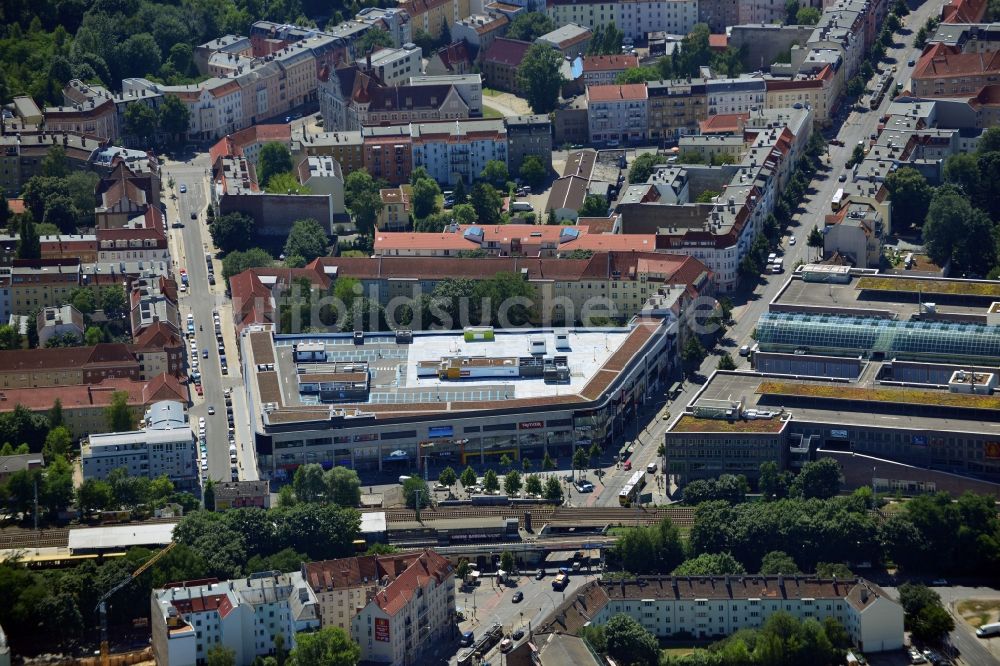 Luftaufnahme Berlin - Ensemble der konkurrierenden Einkaufszentren am Elcknerplatz und dem Einkaufstentrum Forum Köpenick am Bahnhof Berlin - Köpenick