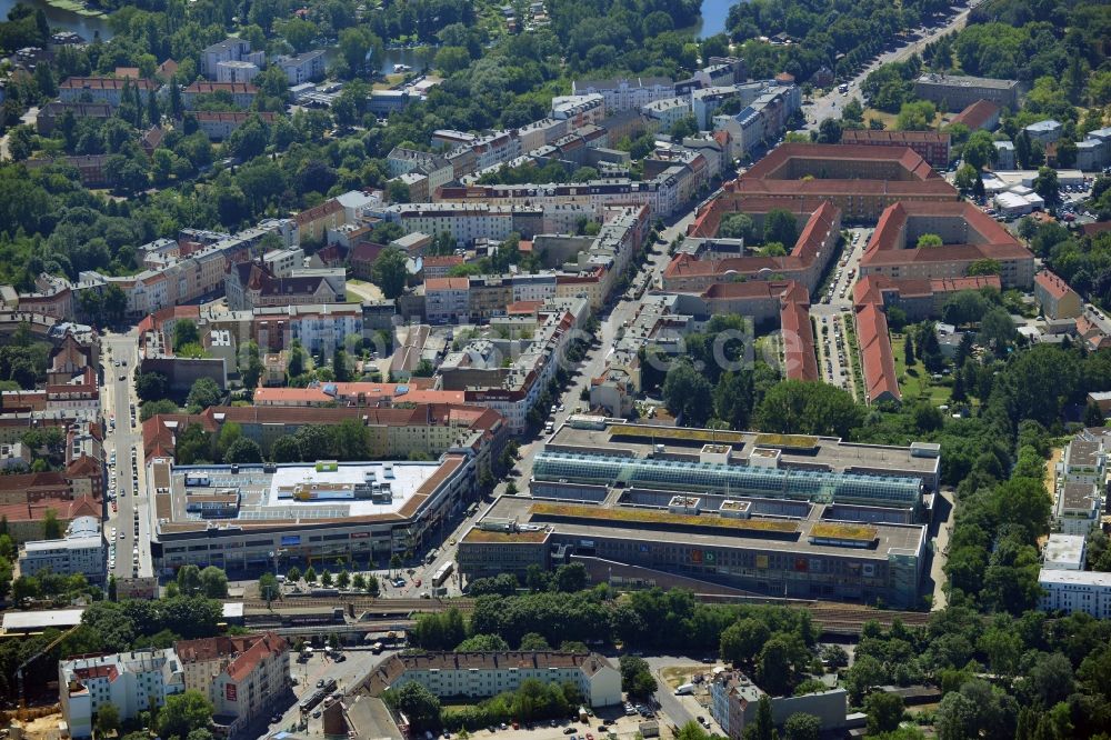 Berlin von oben - Ensemble der konkurrierenden Einkaufszentren am Elcknerplatz und dem Einkaufstentrum Forum Köpenick am Bahnhof Berlin - Köpenick