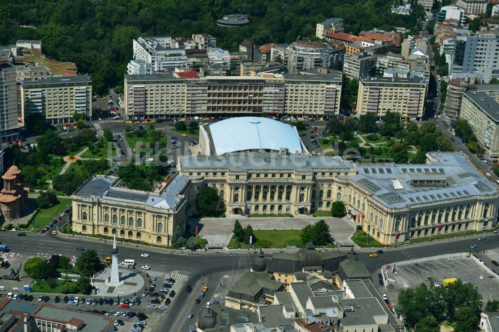 Bukarest von oben - Ensemble des The National Museum of Art of Romania und der Veranstaltungshalle Sala Palatului im Stadtzentrum der Hauptstadt Bukarest in Rumänien