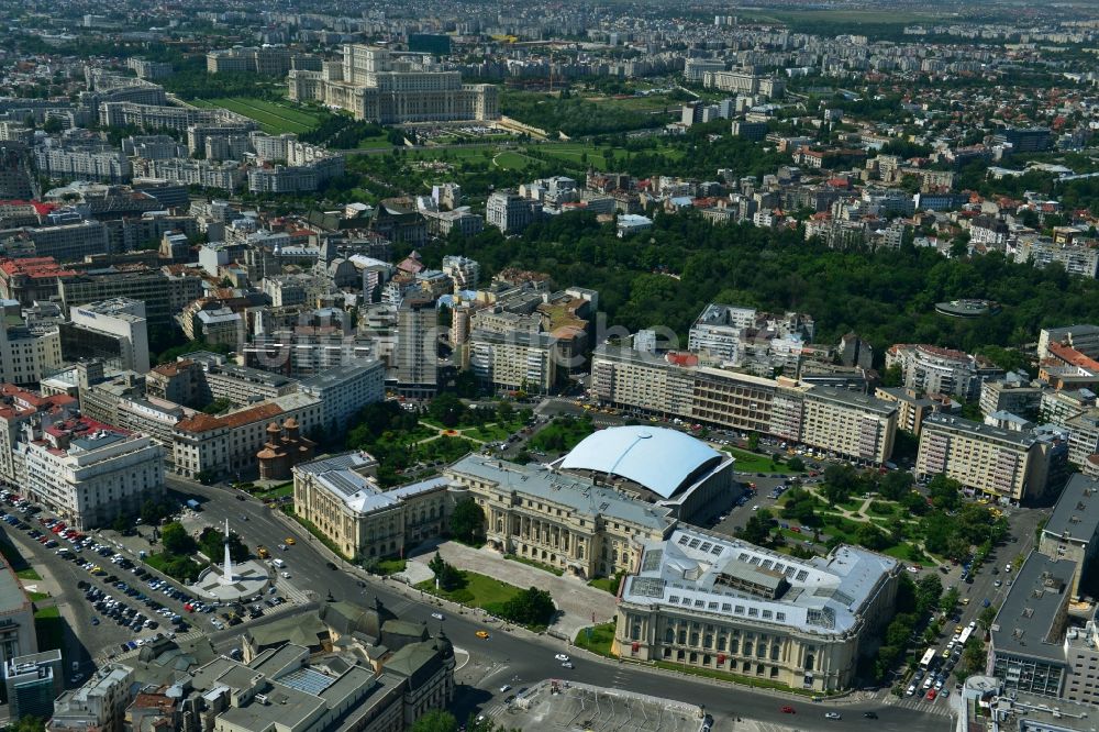 Bukarest von oben - Ensemble des The National Museum of Art of Romania und der Veranstaltungshalle Sala Palatului im Stadtzentrum der Hauptstadt Bukarest in Rumänien