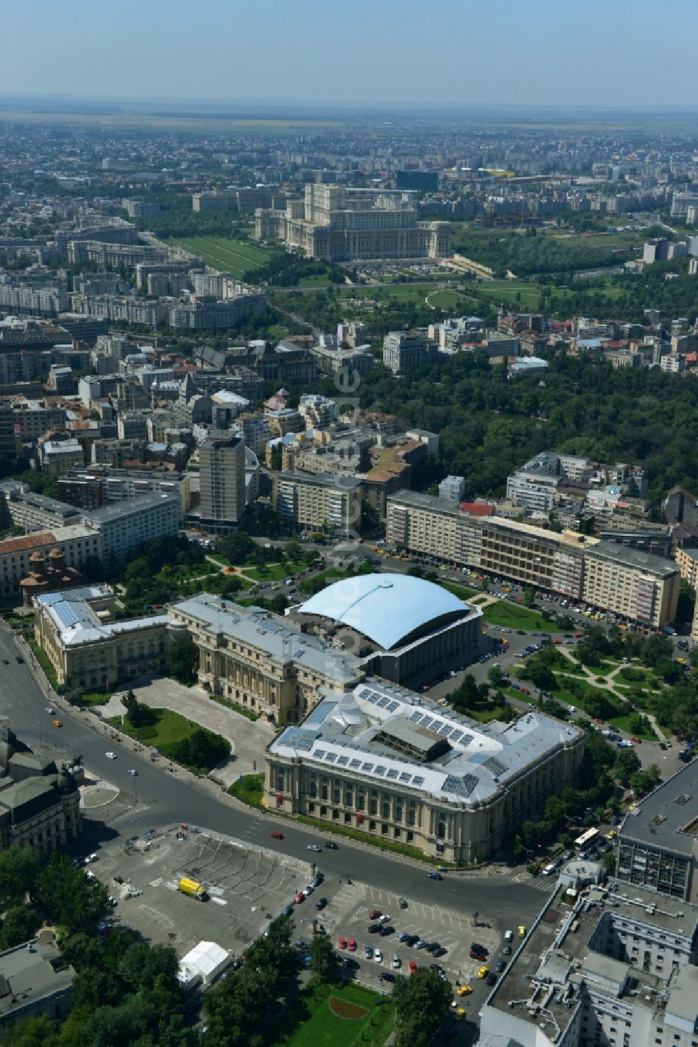 Bukarest aus der Vogelperspektive: Ensemble des The National Museum of Art of Romania und der Veranstaltungshalle Sala Palatului im Stadtzentrum der Hauptstadt Bukarest in Rumänien