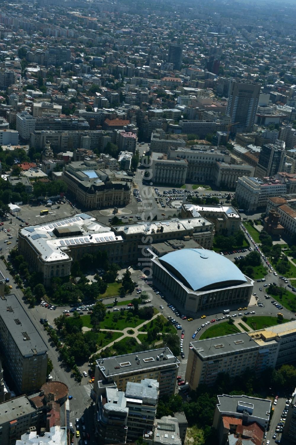 Luftbild Bukarest - Ensemble des The National Museum of Art of Romania und der Veranstaltungshalle Sala Palatului im Stadtzentrum der Hauptstadt Bukarest in Rumänien