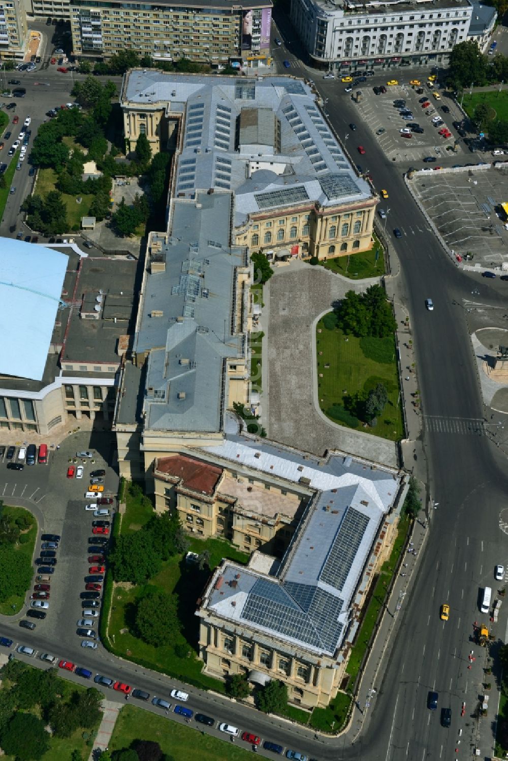 Bukarest von oben - Ensemble des The National Museum of Art of Romania und der Veranstaltungshalle Sala Palatului im Stadtzentrum der Hauptstadt Bukarest in Rumänien