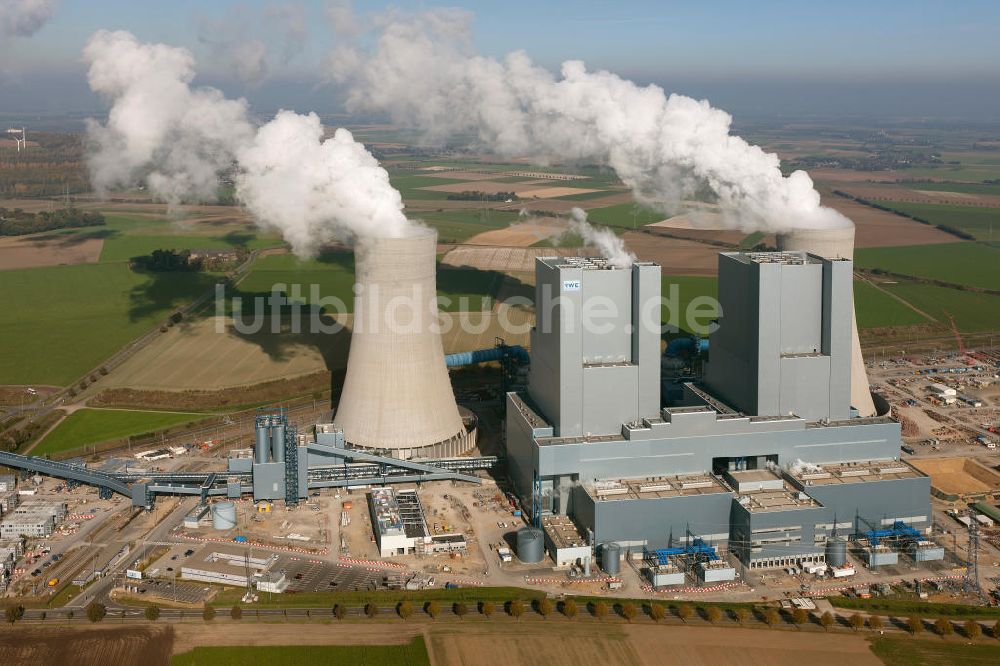 Luftaufnahme NIEDERAUßEM - Ensemble der RWE Kohle- Kraftwerke bei Neurath und Niederaußem in Nordrhein-Westfalen