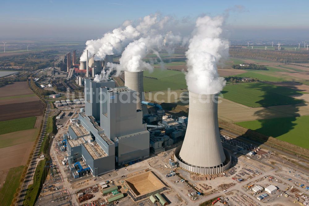 NIEDERAUßEM aus der Vogelperspektive: Ensemble der RWE Kohle- Kraftwerke bei Neurath und Niederaußem in Nordrhein-Westfalen