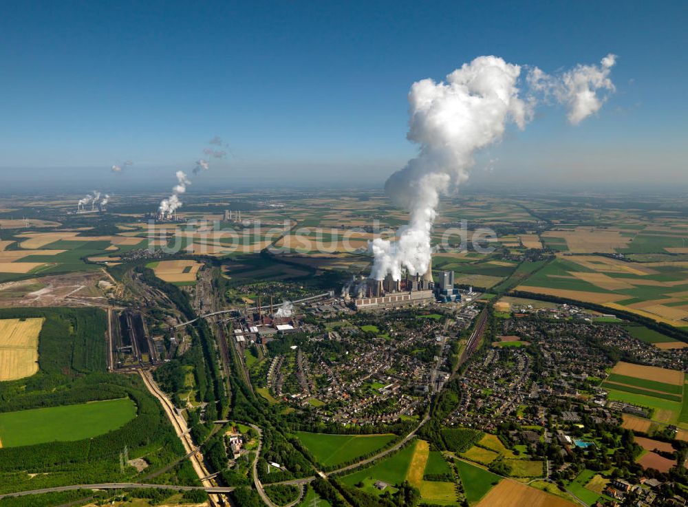 NIEDERAUßEM aus der Vogelperspektive: Ensemble der RWE Kohle- Kraftwerke bei Neurath und Niederaußem in Nordrhein-Westfalen