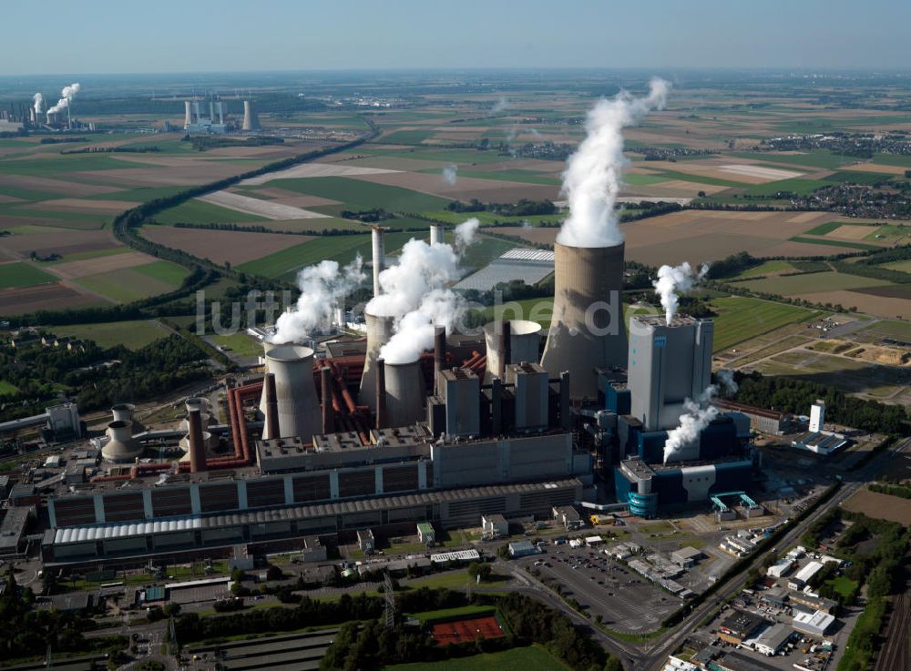 NIEDERAUßEM aus der Vogelperspektive: Ensemble der RWE Kohle- Kraftwerke bei Neurath und Niederaußem in Nordrhein-Westfalen