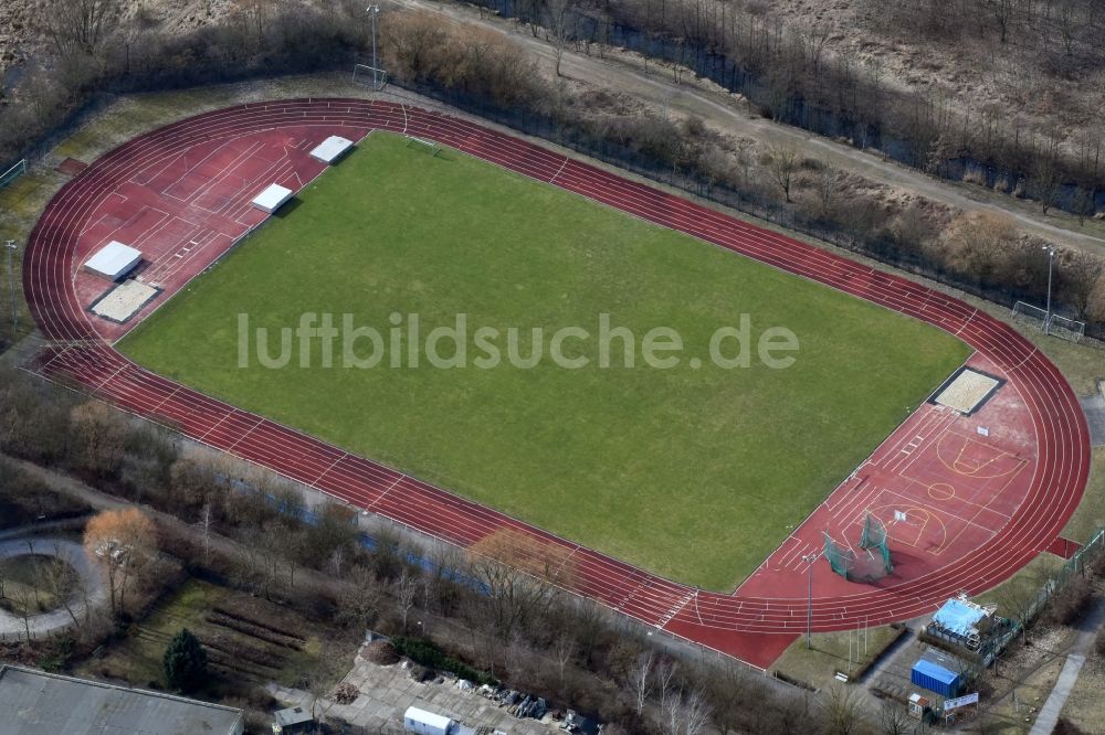 Berlin aus der Vogelperspektive: Ensemble der Sportplatzanlagen ATHLETIK-CLUB BERLIN e.V. Lubminer Straße im Ortsteil Kaulsdorf in Berlin