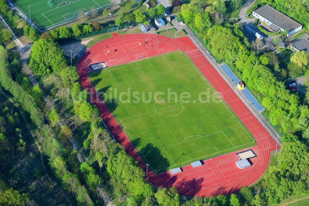 Berlin von oben - Ensemble der Sportplatzanlagen des ATHLETIK-CLUB BERLIN e.V. im Ortsteil Kaulsdorf in Berlin